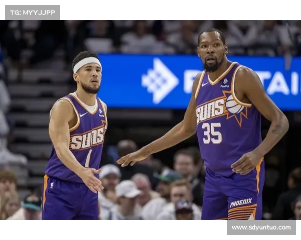 布克与球场上队友与对手之间的友谊与竞争关系深度解析